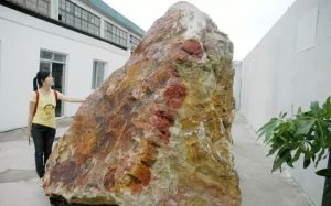 “史上最大”壽山石重達25噸,該雕成啥難壞專家,網友:原石最好 “史上最大”壽山石重達25噸,該雕成啥難壞專家,網友:原石最好