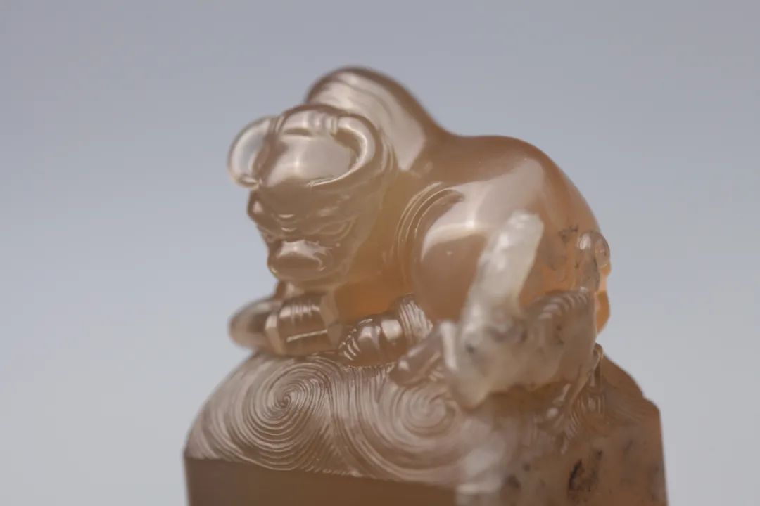眾星捧月石壽山石鬼晶級(jí)牛角凍 壽山牛角凍有什么特點(diǎn)和特征