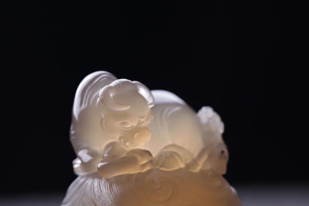 眾星捧月石壽山石鬼晶級(jí)牛角凍 壽山牛角凍有什么特點(diǎn)和特征
