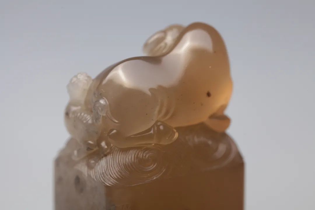 眾星捧月石壽山石鬼晶級(jí)牛角凍 壽山牛角凍有什么特點(diǎn)和特征