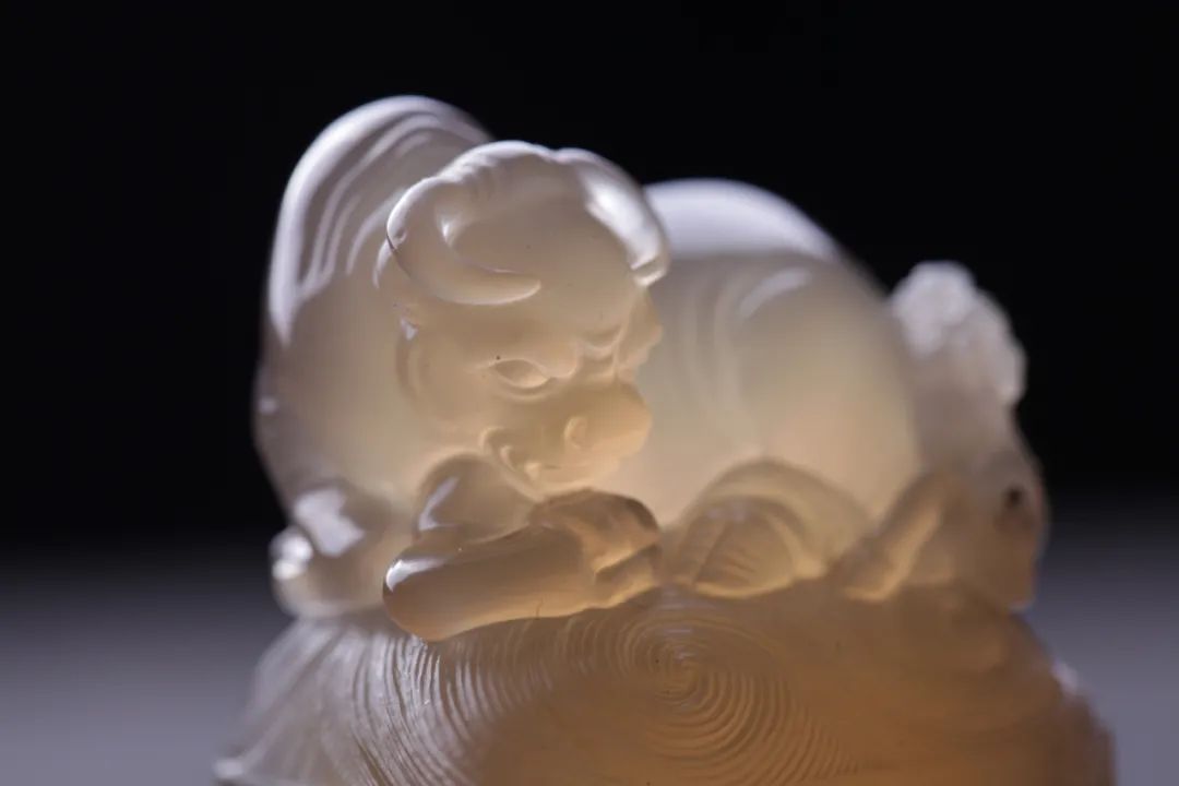 眾星捧月石壽山石鬼晶級(jí)牛角凍 壽山牛角凍有什么特點(diǎn)和特征