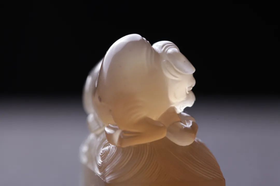 眾星捧月石壽山石鬼晶級(jí)牛角凍 壽山牛角凍有什么特點(diǎn)和特征