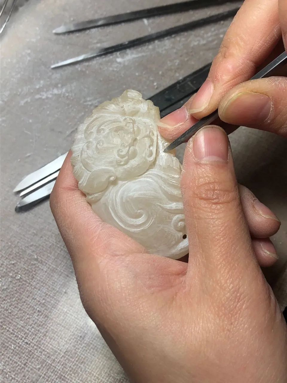 丘曉麗作冰糖雪梨壽山荔枝凍石創作過程