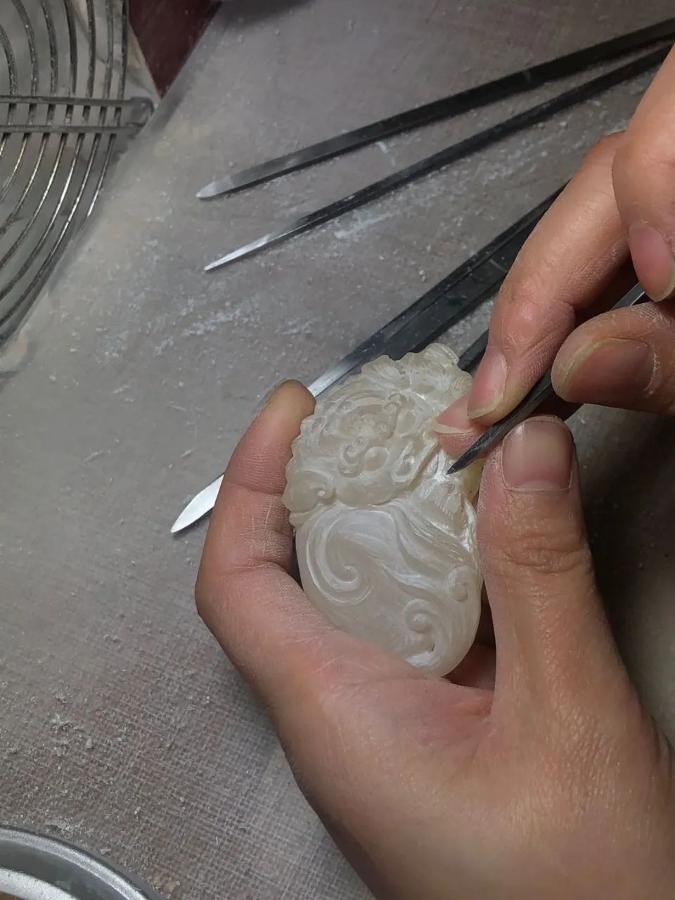 丘曉麗作冰糖雪梨壽山荔枝凍石創作過程