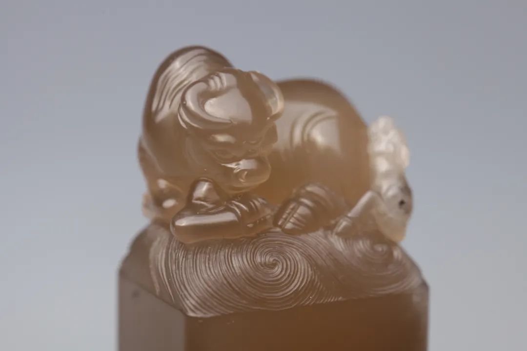 眾星捧月石壽山石鬼晶級(jí)牛角凍 壽山牛角凍有什么特點(diǎn)和特征
