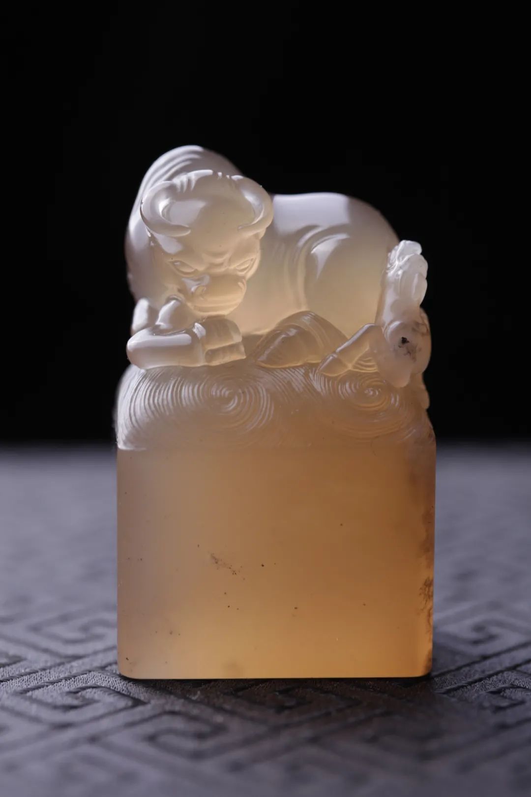 眾星捧月石壽山石鬼晶級(jí)牛角凍 壽山牛角凍有什么特點(diǎn)和特征
