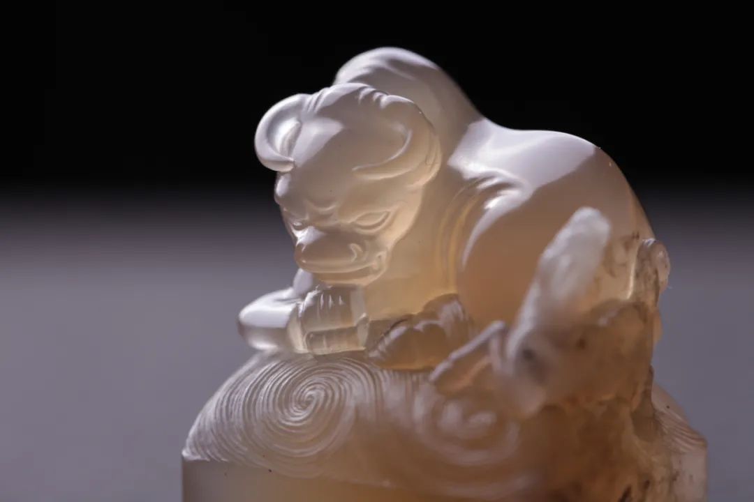 眾星捧月石壽山石鬼晶級(jí)牛角凍 壽山牛角凍有什么特點(diǎn)和特征