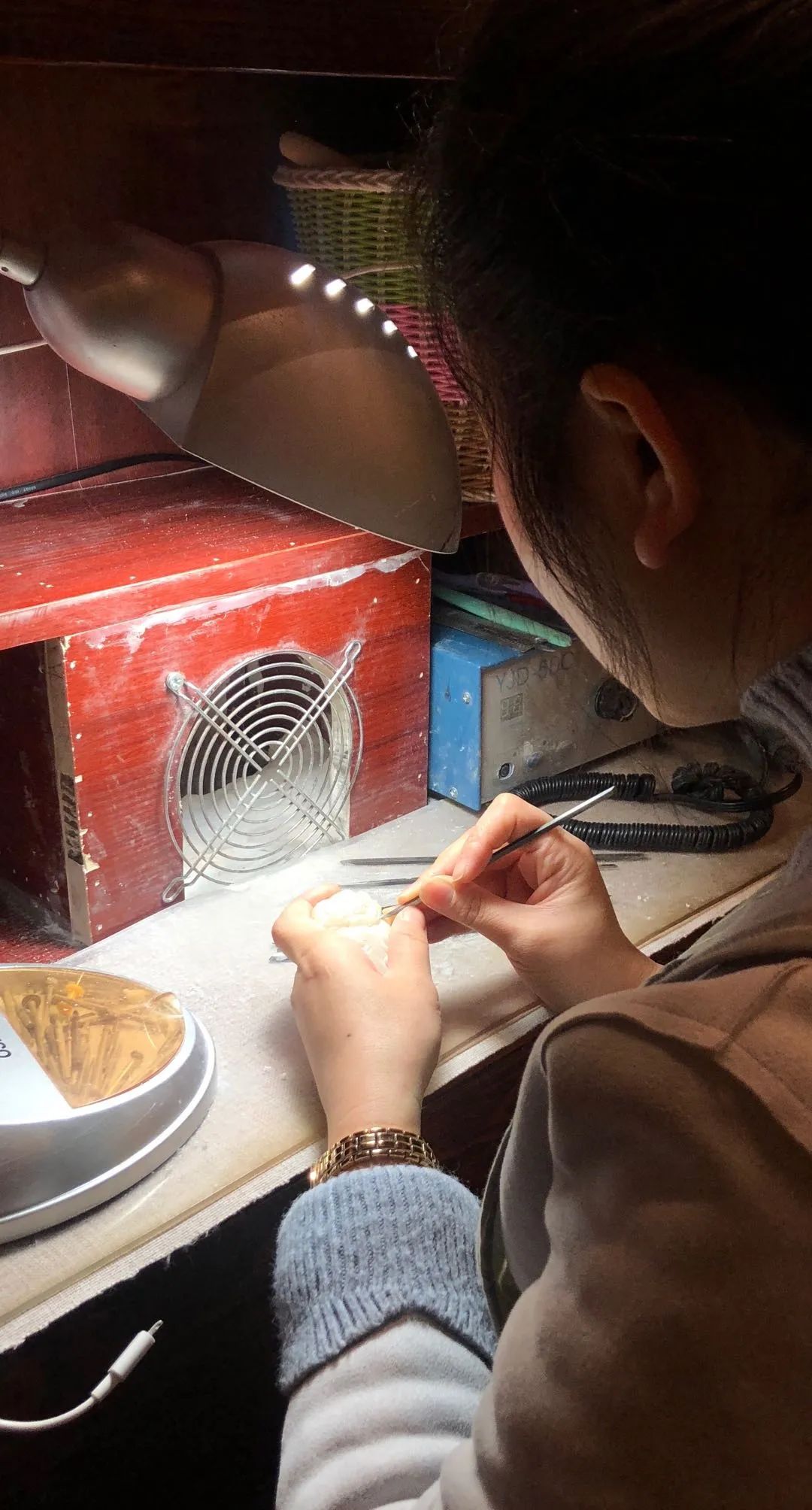 丘曉麗作冰糖雪梨壽山荔枝凍石創作過程