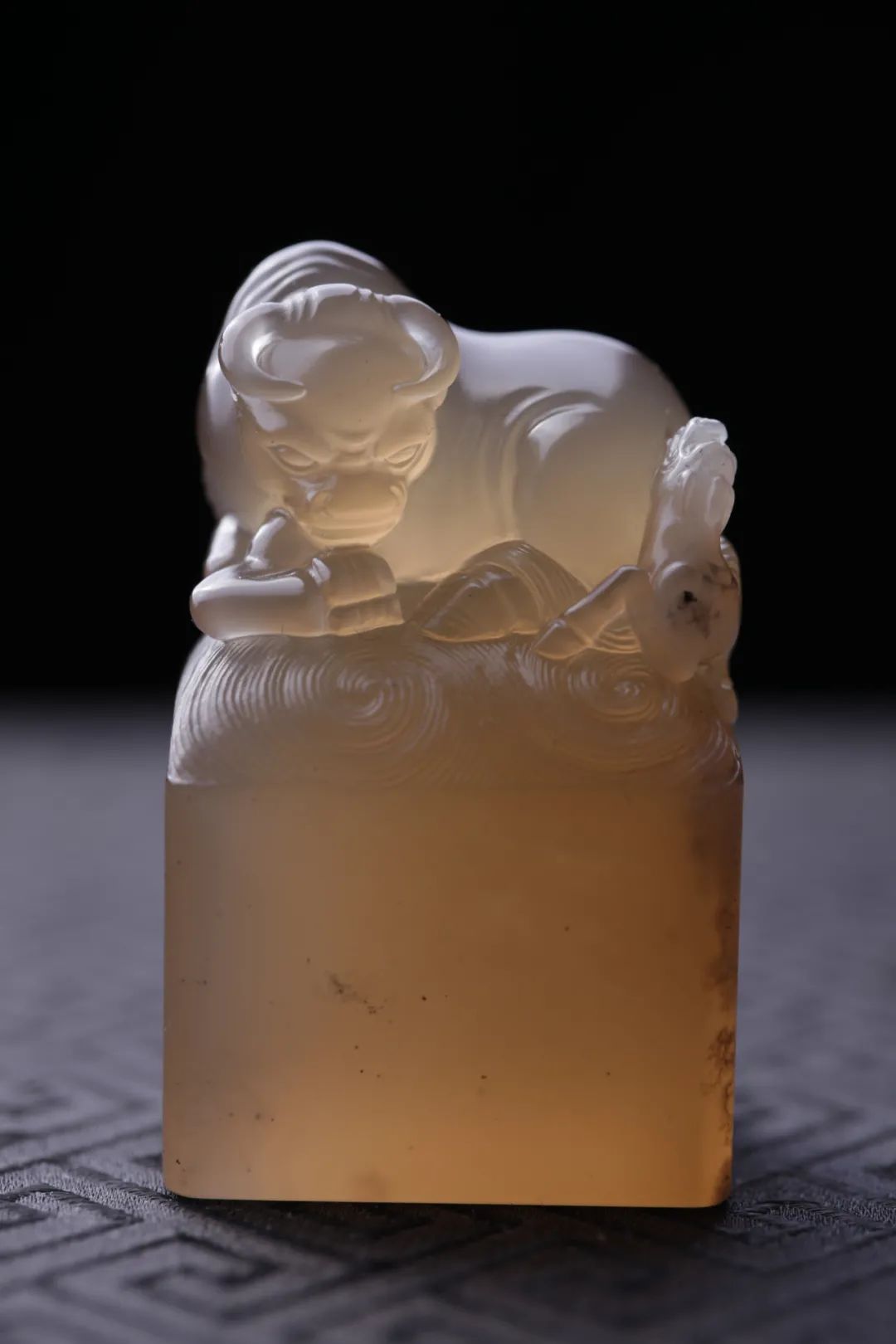 眾星捧月石壽山石鬼晶級(jí)牛角凍 壽山牛角凍有什么特點(diǎn)和特征