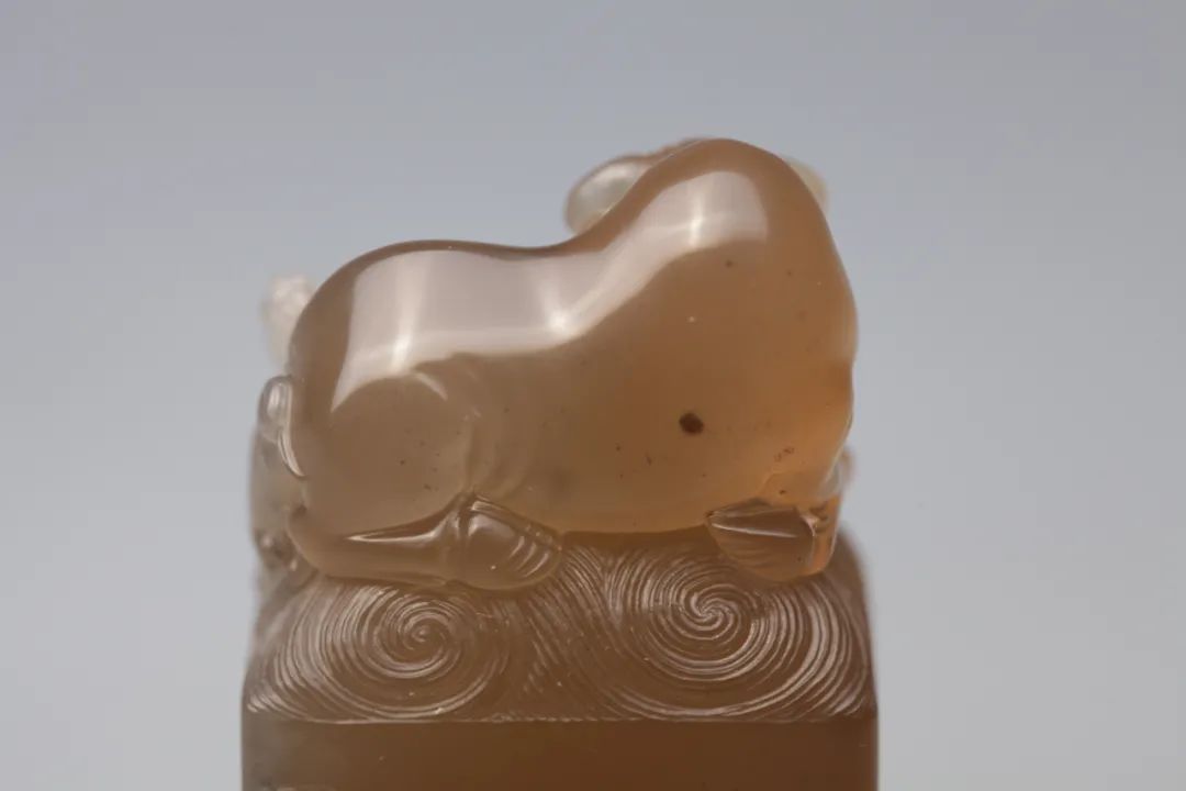 眾星捧月石壽山石鬼晶級(jí)牛角凍 壽山牛角凍有什么特點(diǎn)和特征