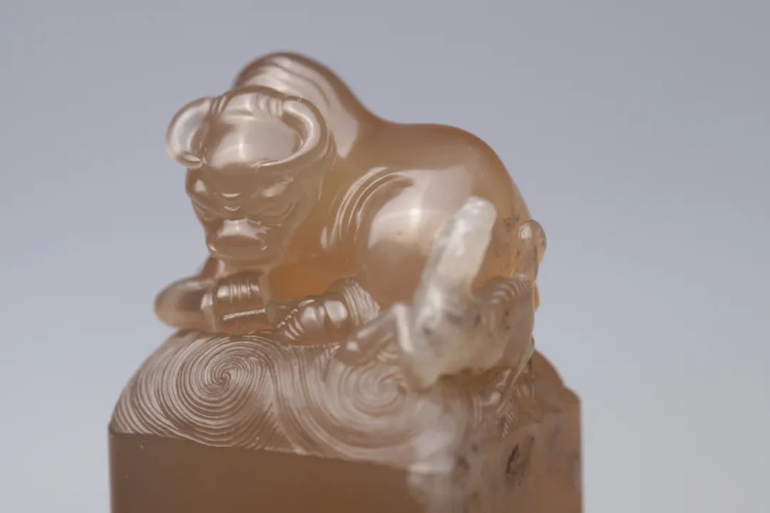 眾星捧月石壽山石鬼晶級(jí)牛角凍 壽山牛角凍有什么特點(diǎn)和特征