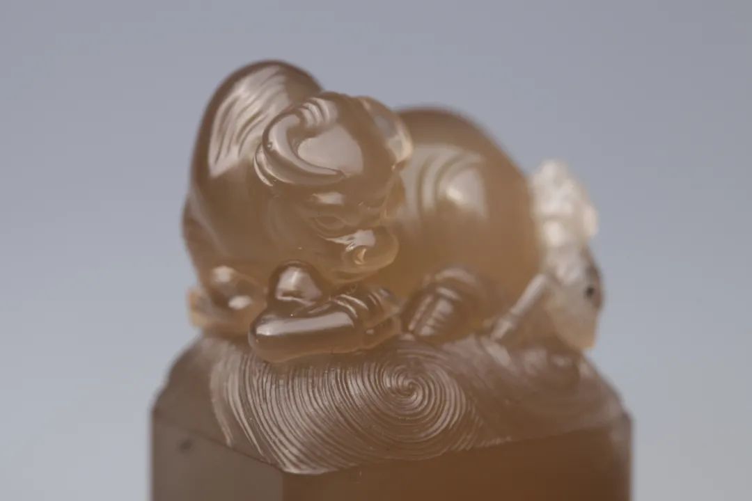 眾星捧月石壽山石鬼晶級(jí)牛角凍 壽山牛角凍有什么特點(diǎn)和特征