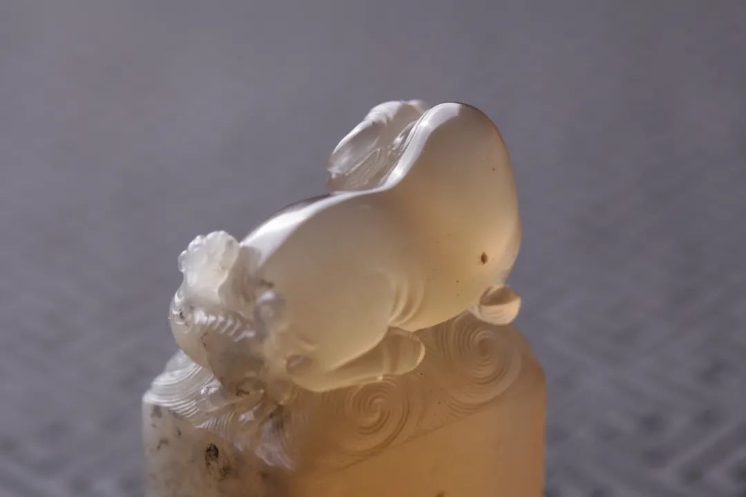 眾星捧月石壽山石鬼晶級(jí)牛角凍 壽山牛角凍有什么特點(diǎn)和特征