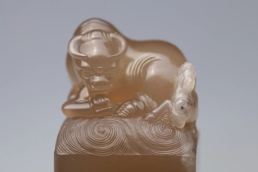 眾星捧月石壽山石鬼晶級(jí)牛角凍 壽山牛角凍有什么特點(diǎn)和特征