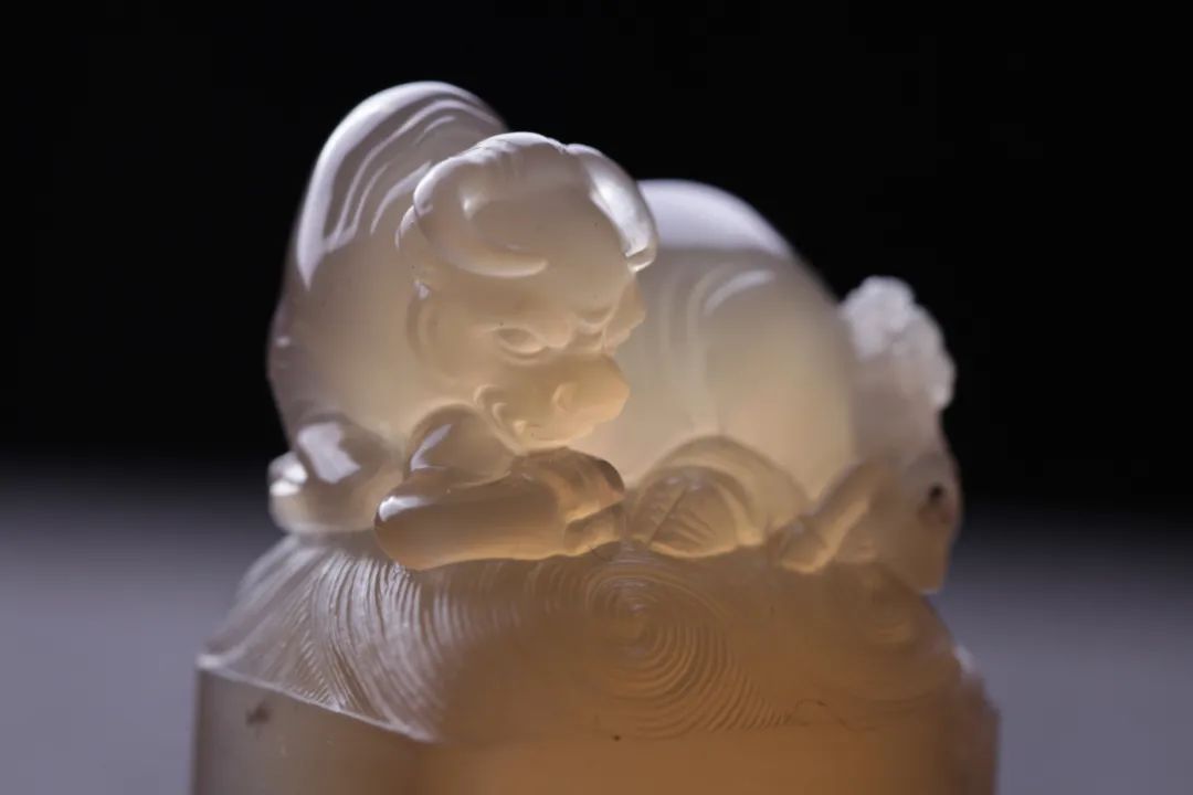 眾星捧月石壽山石鬼晶級(jí)牛角凍 壽山牛角凍有什么特點(diǎn)和特征