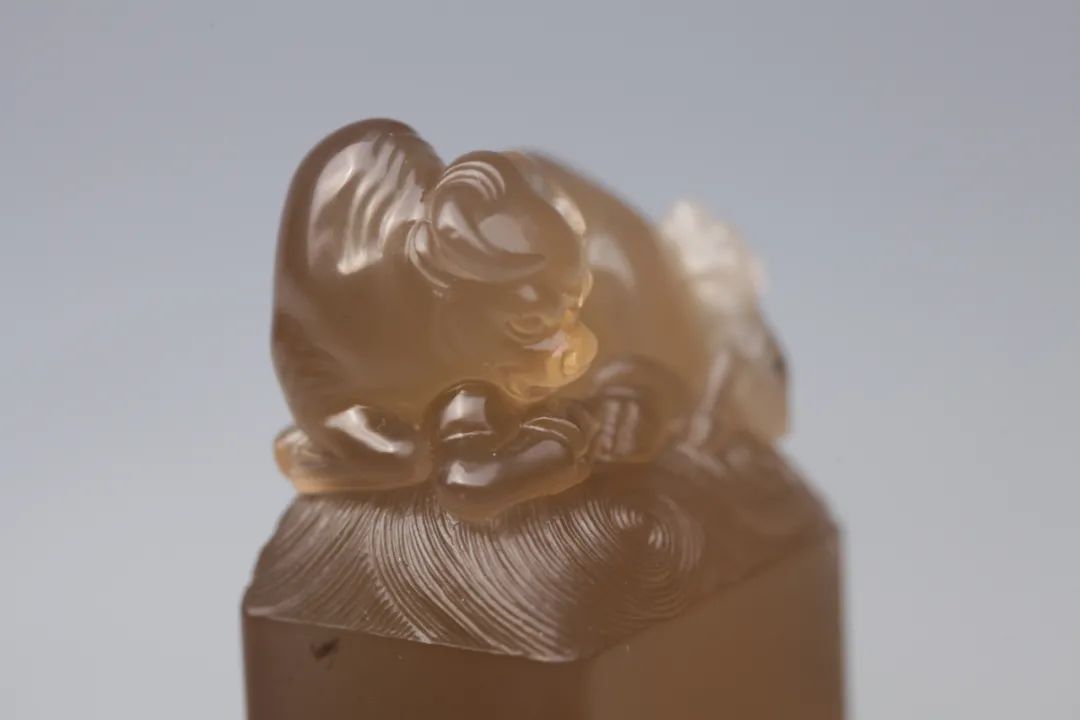 眾星捧月石壽山石鬼晶級(jí)牛角凍 壽山牛角凍有什么特點(diǎn)和特征