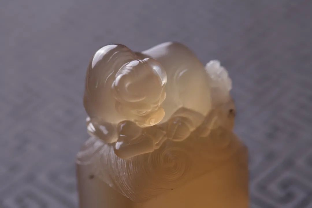 眾星捧月石壽山石鬼晶級(jí)牛角凍 壽山牛角凍有什么特點(diǎn)和特征
