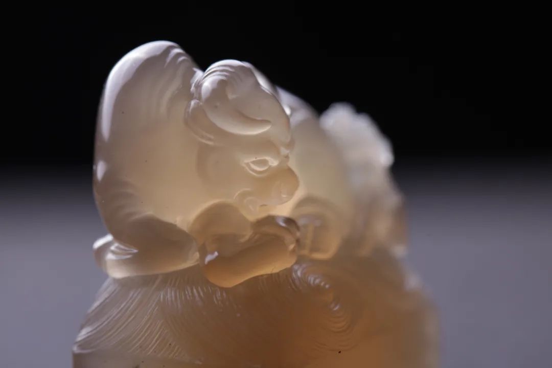 眾星捧月石壽山石鬼晶級(jí)牛角凍 壽山牛角凍有什么特點(diǎn)和特征