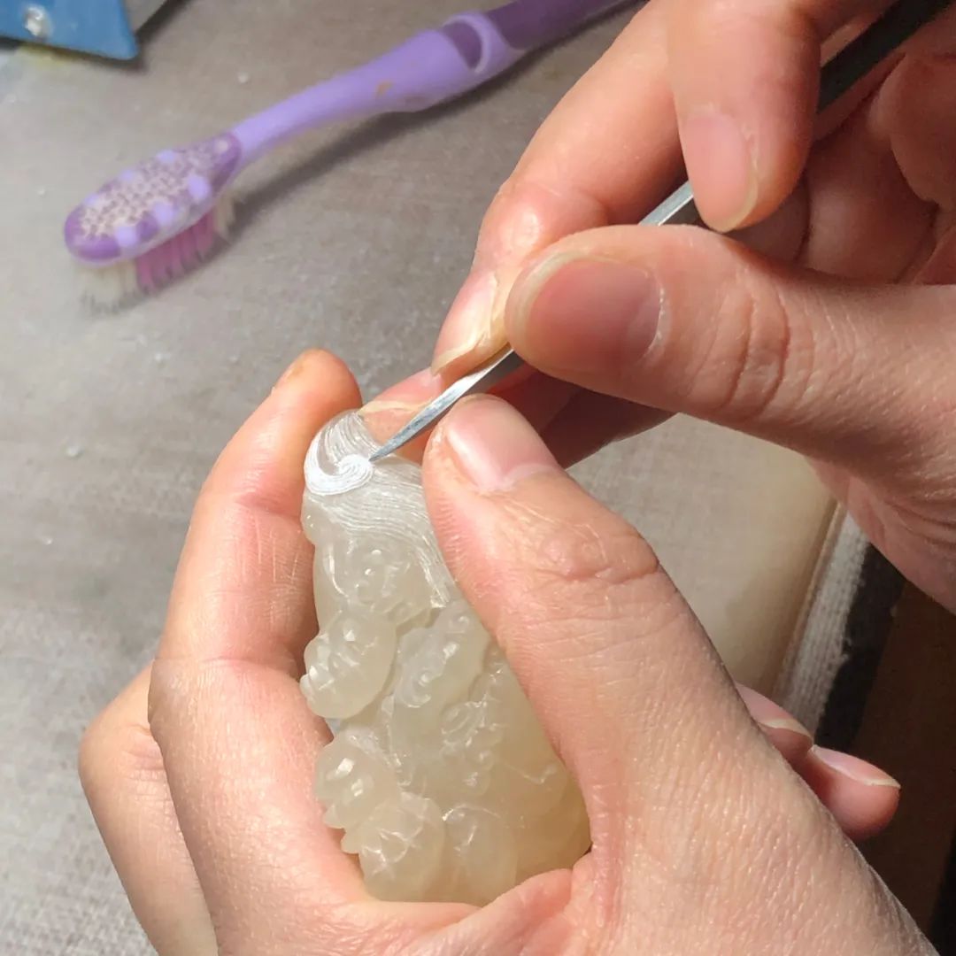 丘曉麗作冰糖雪梨壽山荔枝凍石創作過程