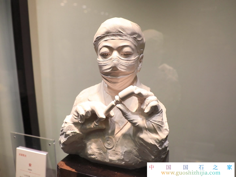 青田石雕楊楚照、張建榮師徒作品《以人民為中心》獻禮黨的二十大