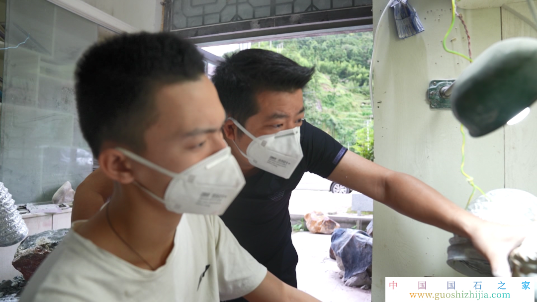 青田石雕楊楚照、張建榮師徒作品《以人民為中心》獻禮黨的二十大