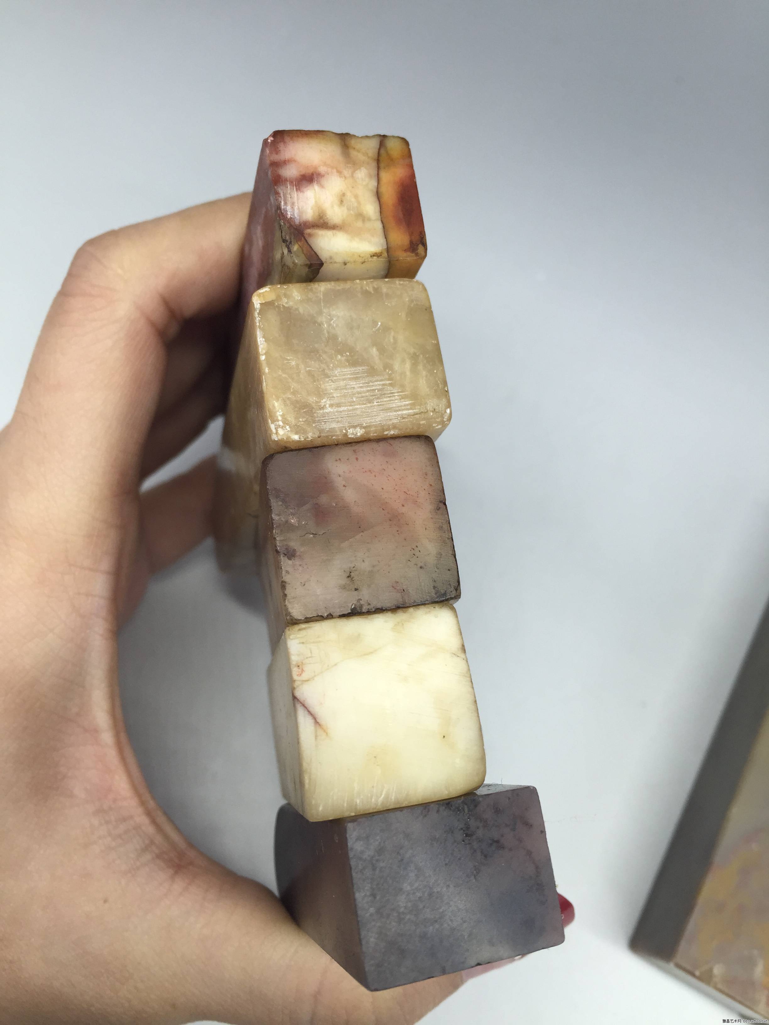 用巴林石篆刻的印章不在少數(shù)，這些經(jīng)歷歲月洗禮的古玩字畫(huà)
