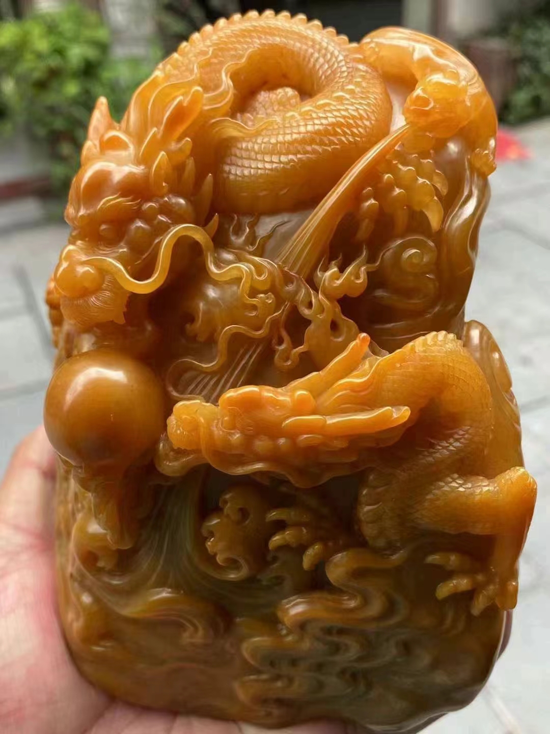 北部田黃材質的雙龍戲珠