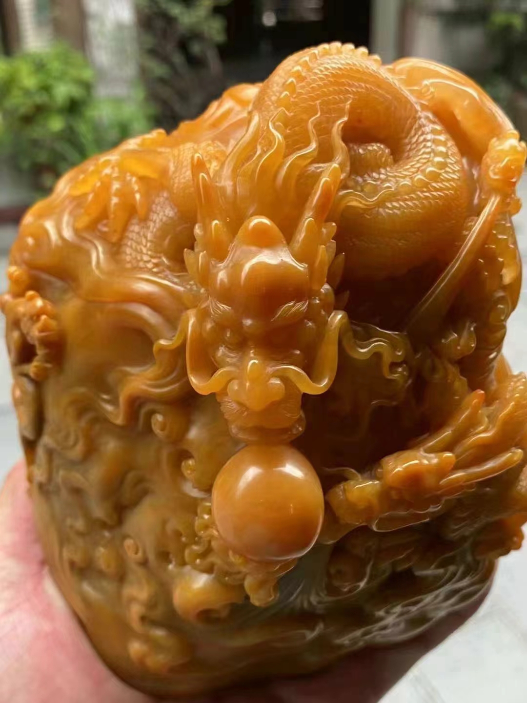 北部田黃材質的雙龍戲珠